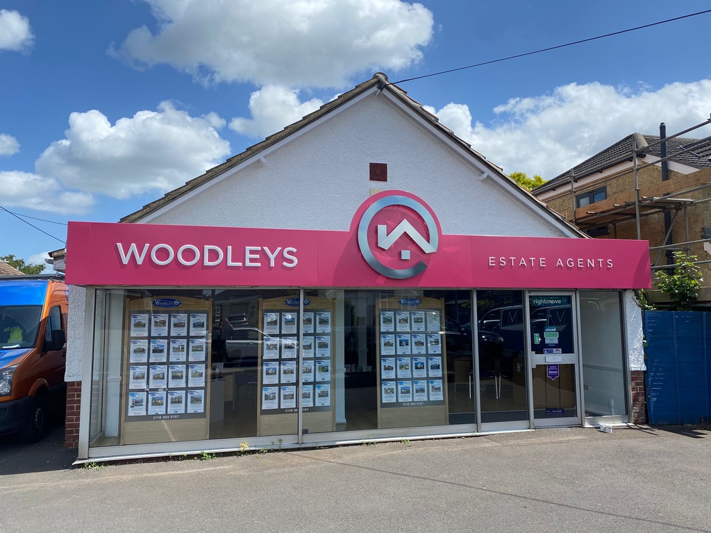 Sign_SolutionUK's tweet photo. A couple of weeks ago, we were out in Woodley putting up some brand spanking new signage for Woodley's Estate Agents. There's no way you'll miss this sign!! 👀

#design #print #install #manufacture #signage #shopfront #retail #estateagents https://t.co/Ns4gf8apgS