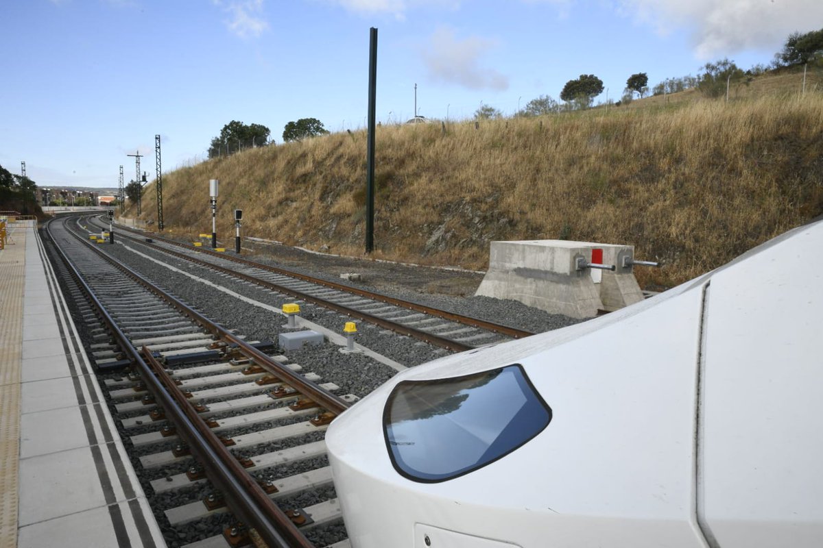Adif_es's tweet image. 🚅 ¡Último viaje de pruebas para la llegada de la #AltaVelocidad a #Extremadura! El tramo Plasencia-Badajoz que hoy recorren la ministra @mitmagob @raquelsjimenez y la presidenta de Adif, Mª Luisa Domínguez, junto con otras autoridades, está preparado para su puesta en servicio.