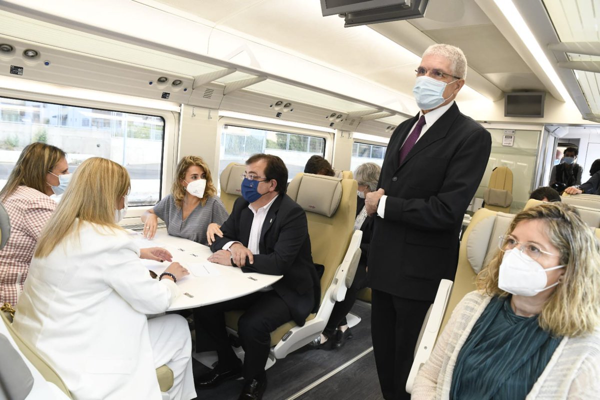 Adif_es's tweet image. 🚅 ¡Último viaje de pruebas para la llegada de la #AltaVelocidad a #Extremadura! El tramo Plasencia-Badajoz que hoy recorren la ministra @mitmagob @raquelsjimenez y la presidenta de Adif, Mª Luisa Domínguez, junto con otras autoridades, está preparado para su puesta en servicio.