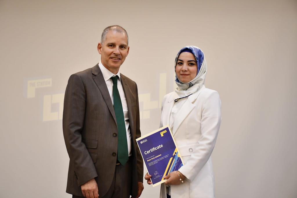 جانب من حفل توزيع شهادات اللغة الإنجليزية لأصحاب المشاريع والعاملين في المشاريع الصغيرة  والذي اقيم في الموصل. حيث تم تقديم الدورة في العراق كبرنامج تجريبي اثبت نجاحه بشكل كبير في بغداد والموصل والبصرة