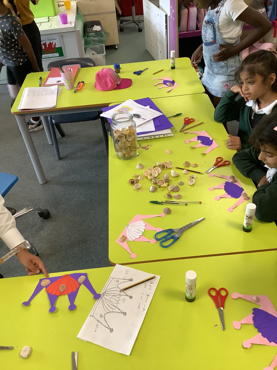 Comet_class's tweet photo. Making head pieces for the carnival. The children carefully followed their designs based on their sea creature. #SciandTech #carnival #pupilinfluence #newcurriculum https://t.co/emN6gVmoph