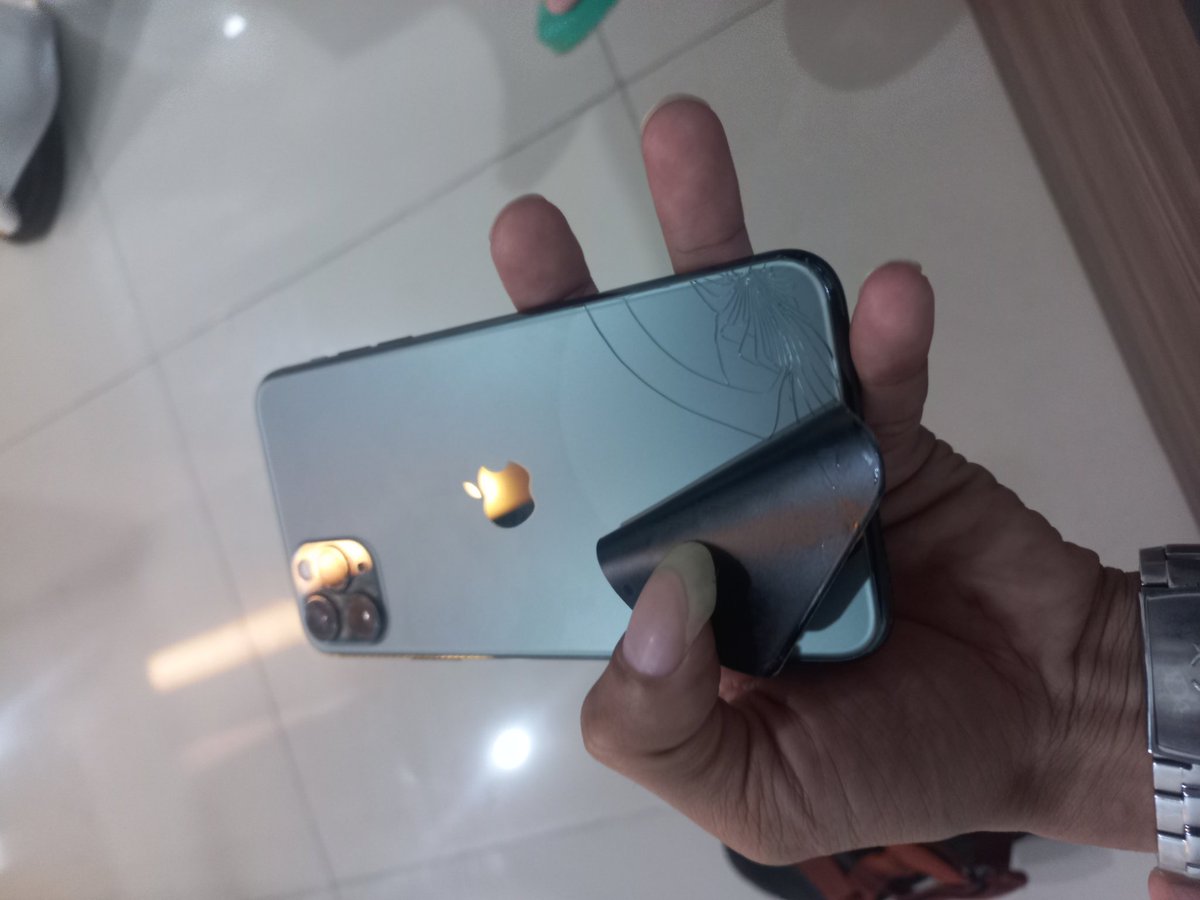 ika_nvtsr's tweet photo. Permisi warga twitter siapa tau ada yg minat.
Mau bantu temen jual iphone 11 promax 64GB dengan kondisi seperti itu .semua fungsi masih aman dan normal.
Kalo ada yg minat bisa dm,kalo serius bisa lnjut ke wa aja. 
Terimaksih 😁bsa bntu RTnya jga kak kalo lewat 😁 https://t.co/5AniibihTE