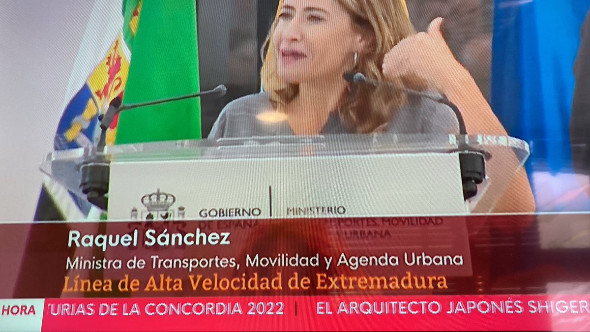 Sol_Invierno's tweet image. A ver, que NO es ALTA VELOCIDAD. Que no es un AVE. Es un #Alvia, un #TAP, Tren Altas Prestaciones, a 180km/h. Tren híbrido: eléctrico y diésel. Que une PLA, CC, Mé y BA. Nada de llegar a Madrid. No está electrificada toda la vía. Y no se ha licitado aún el tramo Oropesa -Toledo