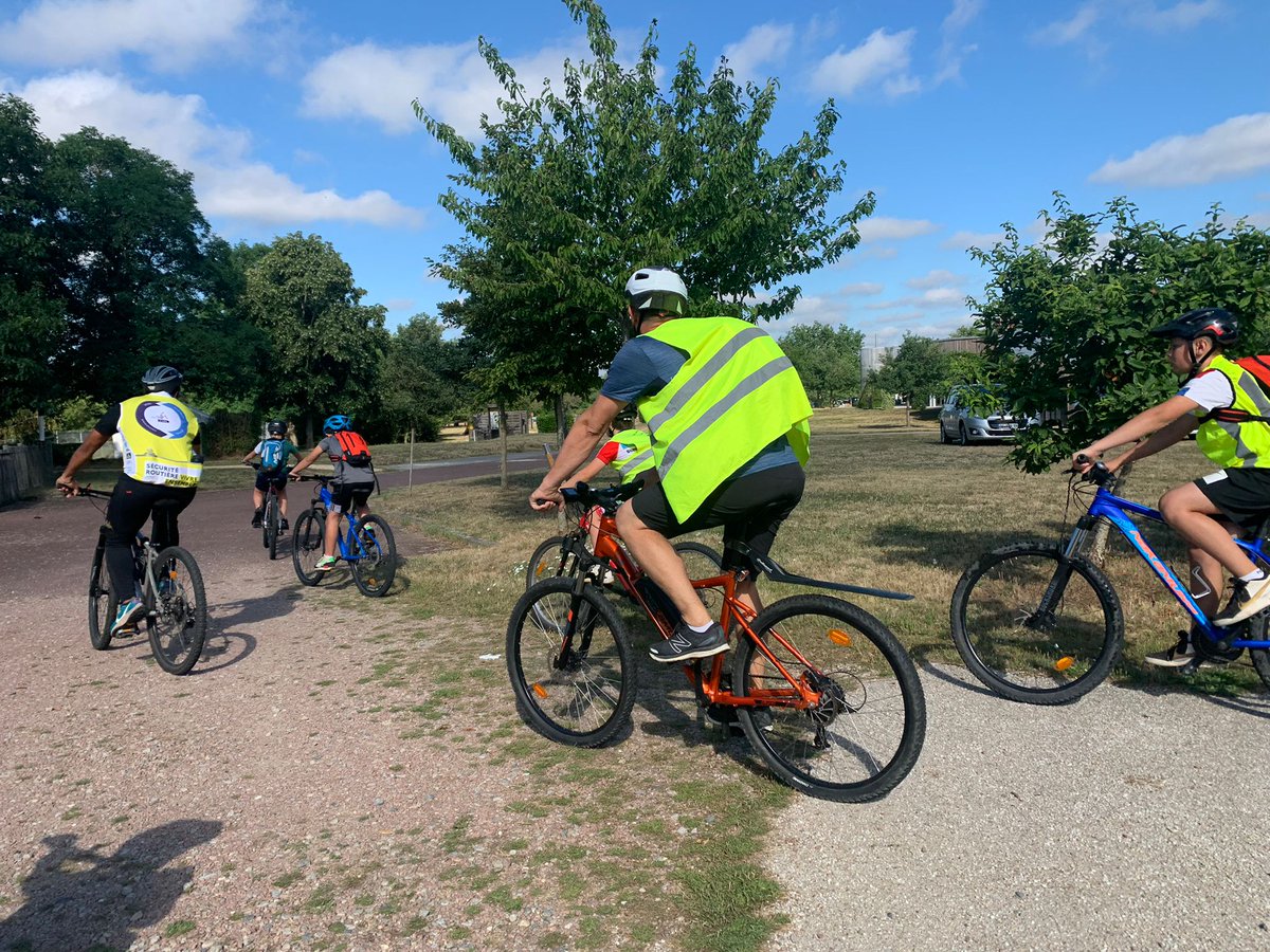 usep_79's tweet photo. #ptittour #SRAV
Après 2 nuits au #Cebron, les classes de St Jean de Thouars, Bouillé St Paul et Thénezay continuent leur itinérance #olympique à vélo. Un nouveau camping les attend ce soir ! 

@usepnationale @DSDEN79 @daacpoitiers @G24acpoitiers @GenerationVelo @Agence_du_Sport https://t.co/yMokBkkszS