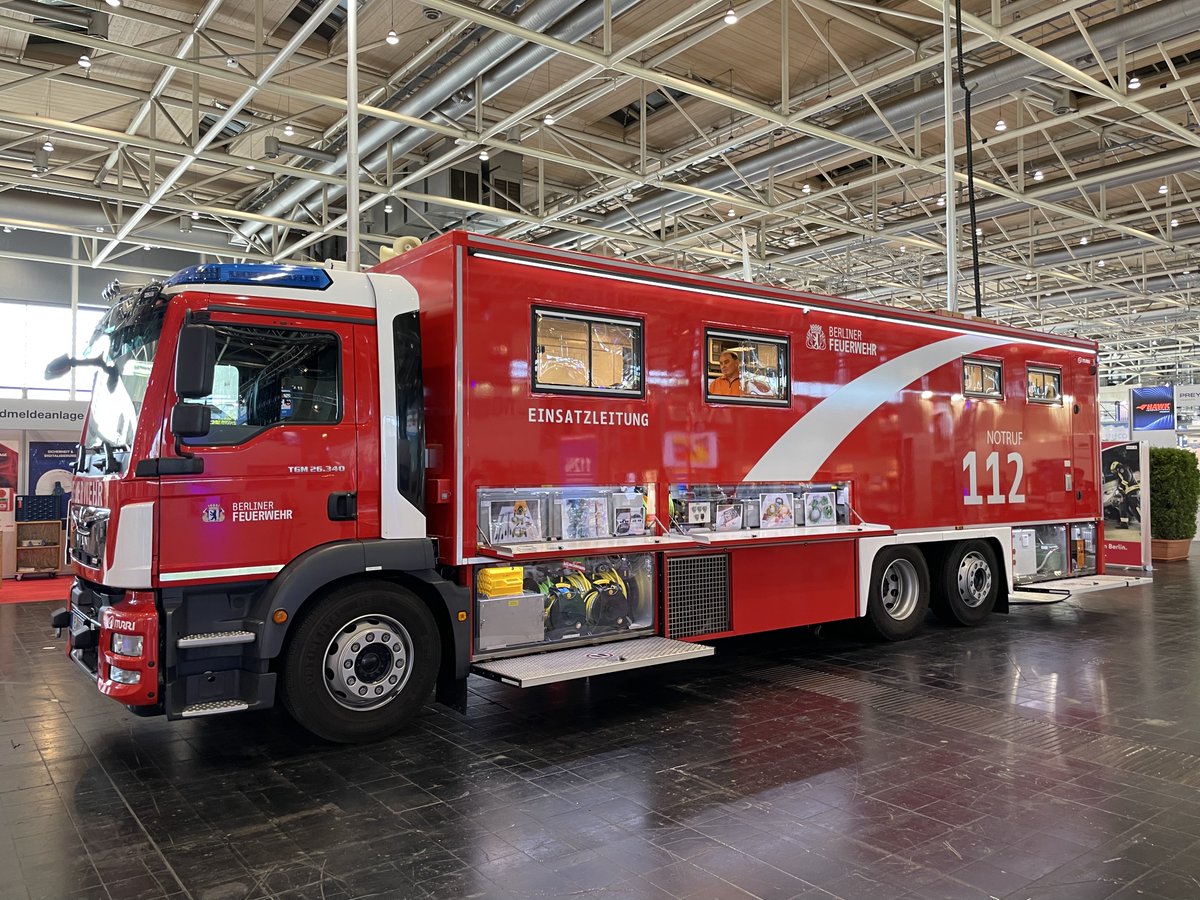 SalvemoDE's tweet photo. Und die Einsatzleitung der #Feuerwehr @Berliner_Fw https://t.co/Od5oLWMnXf