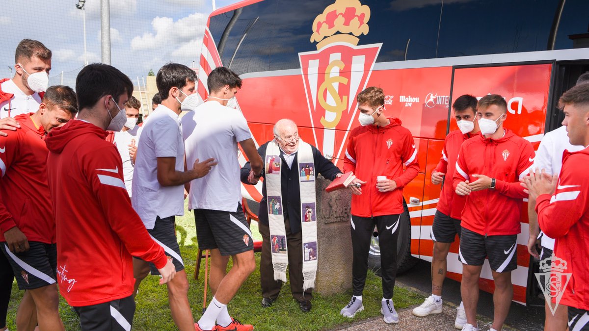 🙏 Padre Fernando Fueyo. 

🖤 Siempre junto al equipo. Siempre en el recuerdo.

Gracias por ayudar a tantas personas.

#RealSporting