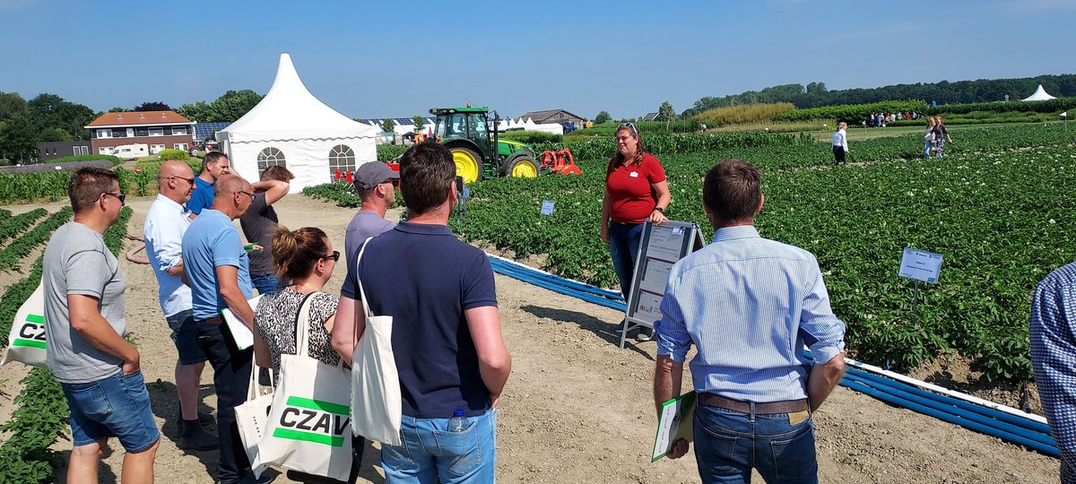 #pootaardappeltelers worden op opendag @CZAVvoorboeren <a href="/Proefboerderij/">Rusthoeve</a> bijgepraat over druppelirrigatie en #qmswater door <a href="/DoCammaert/">Dominique Cammaert</a>