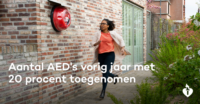 Hartstichting's tweet photo. Jaarverslag 2021: vorig jaar zijn bijna 4.000 AED’s extra geplaatst en hebben maar liefst 25.000 meer Nederlanders zich aangemeld als burgerhulpverlener. 🙌 

Deze toename is mede te danken aan Altera Vastgoed, @NS_online, @ProRail, @VriendenLoterij en alle burgerhulpverleners.❤️