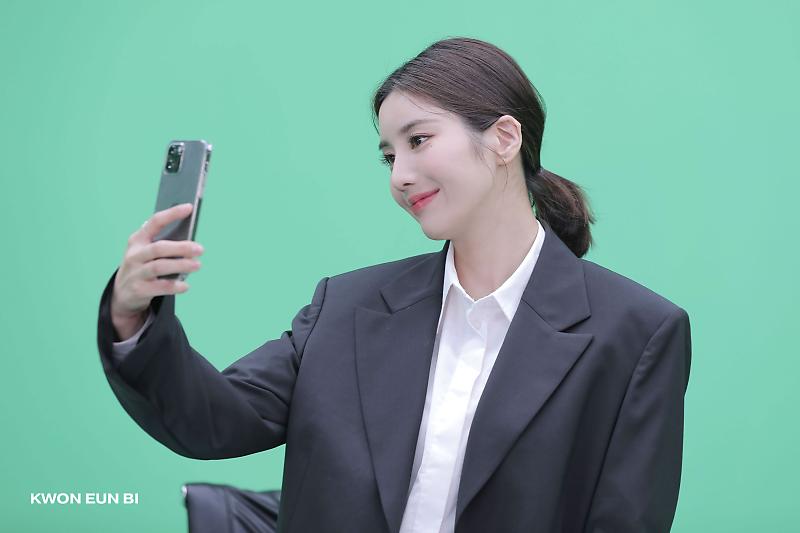 EunbiFR's tweet photo. → PHOTOS | 23.06.22

« [📝] 300 jours ensemble, pour toujours avec Eunbi ❤️ | 'Secret Door' Coulisses

La spécialité des RUBIs : Kwon Eunbi pour toujours 💖
Revenons sur les moments où nous étions si heureux ⁉️ »
_
@KWONEUNBI #KWONEUNBI
#권은비 https://t.co/owjEAO32ZZ