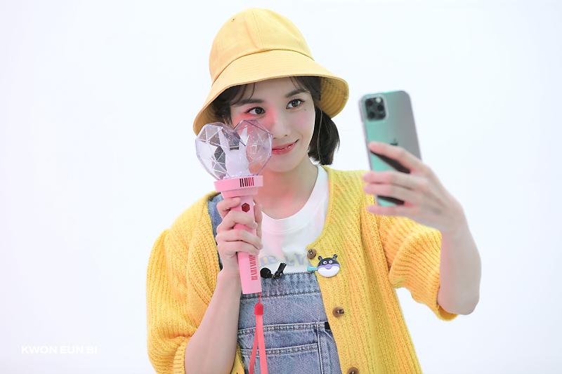 EunbiFR's tweet photo. → PHOTOS | 23.06.22

« [📝] 300 jours ensemble, pour toujours avec Eunbi ❤️ | 'Secret Door' Coulisses

La spécialité des RUBIs : Kwon Eunbi pour toujours 💖
Revenons sur les moments où nous étions si heureux ⁉️ »
_
@KWONEUNBI #KWONEUNBI
#권은비 https://t.co/chqONCRWwn