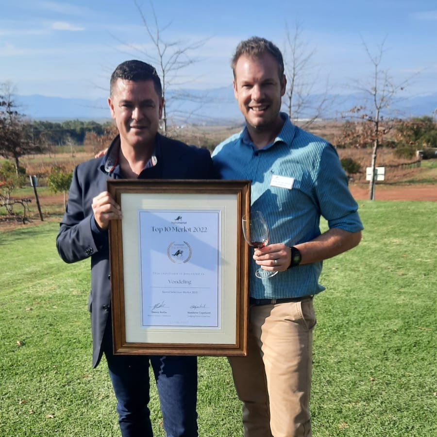 Delighted to announce that our Barrel Selection Merlot 2019 has won SA's first Merlot Top 10 competition! 🍷🏆 Well done to our senior winemaker, Matthew Copeland & the team on this amazing achievement. @MerlotForum @MattCope101 #VondelingWines #HalloMerlot #VoorPaardeberg