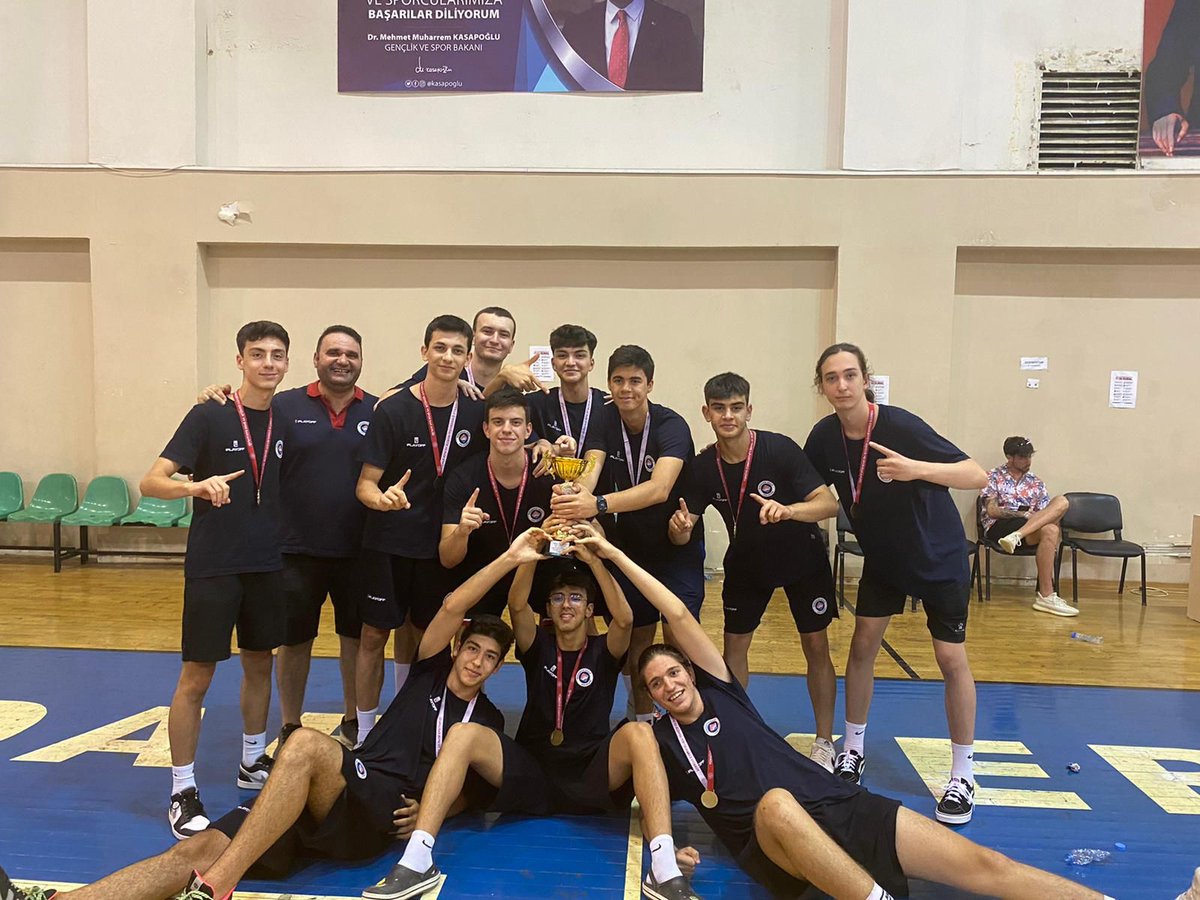 🏆 İzmir 2006 takımımız, katıldığı U18B liginde şampiyonluğa ulaştı!

👏🏻 Emeği geçen tüm oyuncularımızı ve teknik kadromuzu tebrik ederiz!

❤💙 #FlyHighTogether