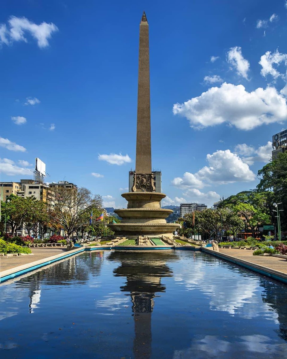 La Plaza Altamira es un hermoso espacio público ubicado al este de Caracas en el Municipio Chacao. Fue construida a principios de 1940 e inaugurada el 11 de agosto de 1945.

Posteriormente cambió su nombre a Plaza Francia debido a un acuerdo de reciprocidad entre ambas capitales