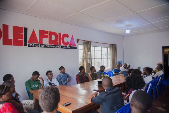 Yole_Africa's tweet photo. #Ishango2022: Evaluation and perspectives, points on the agenda of a meeting held this morning at the kambere Tshongo space, with the great team of the organizing committee and volunteers from the Ishango ENCOUNTER meetings.
#decolonialité #écologie #indigenousperspective https://t.co/a0rzlJxW4G