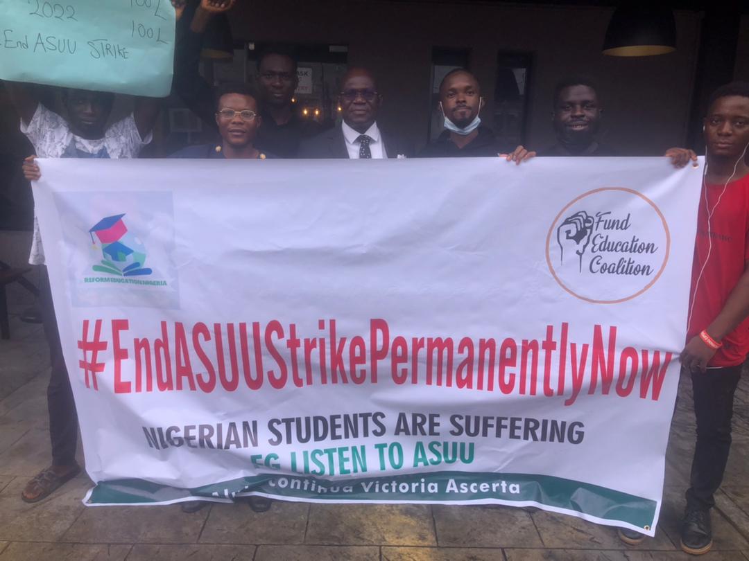 JA_Chamber's tweet photo. Nigerian students with at @ARISEtv with @abati1990 

#EndAsuuStrike
#Asuu https://t.co/KyBj6qTNEB