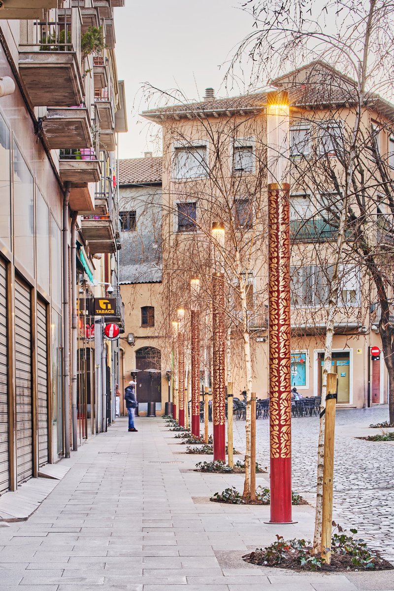 SimonElectricES's tweet photo. ¡La reactivación de la Plaça del Carme d’#Olot, en la que colaboramos con nuestra #SimonKuma, ha sido la ganadora de los #PremisFAD d’@ArquinFAD!
👉 Coincide con el centenario de nuestro negocio de iluminación exterior y ha sido obra de Unparelldarquitectes
#SimonElectric https://t.co/zocxDLHMrD