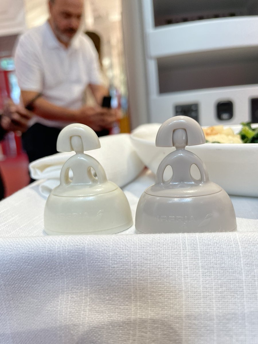 VadeAviones's tweet image. Los nuevos salpimenteros de @Iberia son muy marca España, ya que son reproducciones de las #Meninas y serán coleccionables según la época del año en que se vuele.