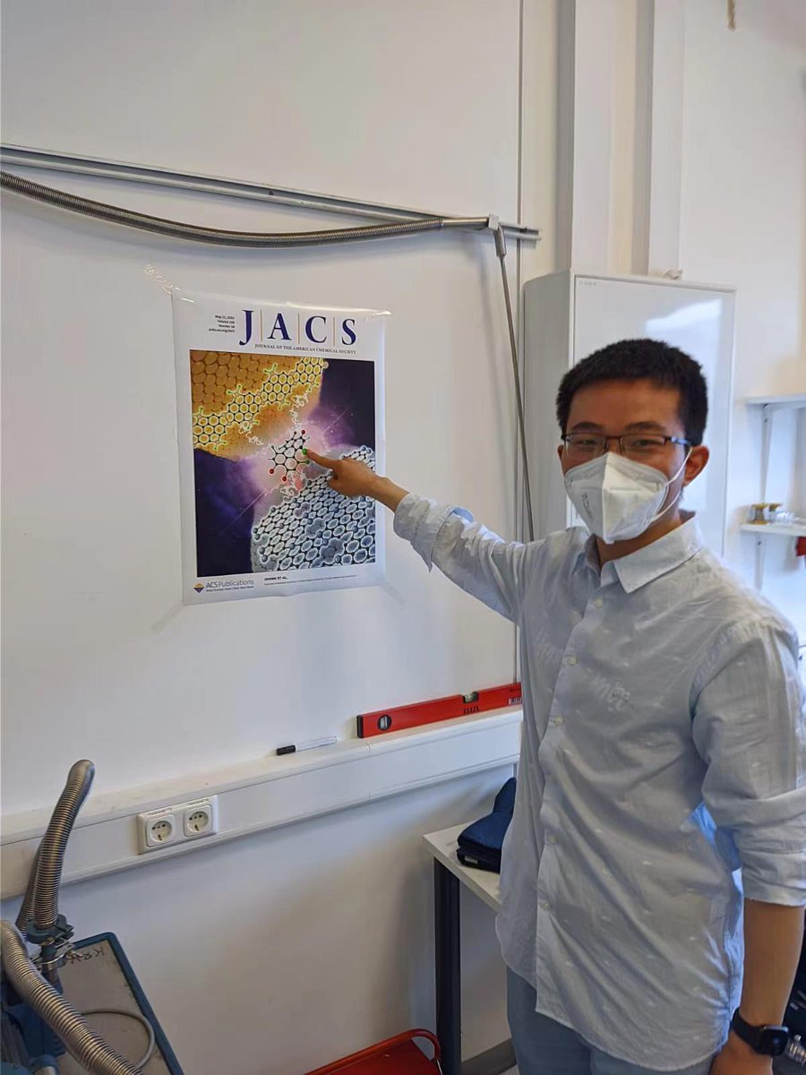 A nice present has travelled 6000+ km from the US to the LT-AFM lab of Prof. Schirmeisen's group at JLU Giessen, Germany, to celebrate our recent work published in JACS!🥳 (go.acs.org/17x) #OnSurfaceSynthesis #STM #ncAFM