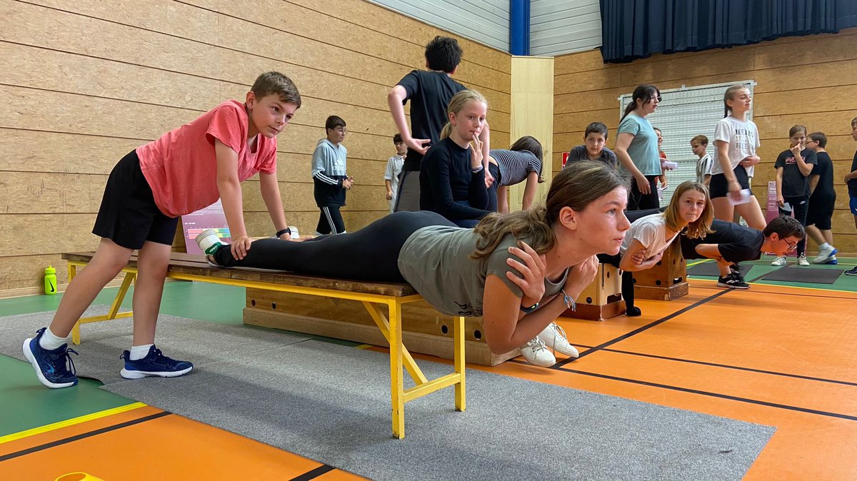 sarthefr's tweet photo. Le #CD72, pour qui la jeunesse est une priorité, a souhaité aider au développement de ce projet à destination de tous collèges afin de :
✅évaluer la forme physique, mentale et sociale des collégiens 
✅proposer des activités sportives et des animations autour de la nutrition https://t.co/8EbawjPS9s