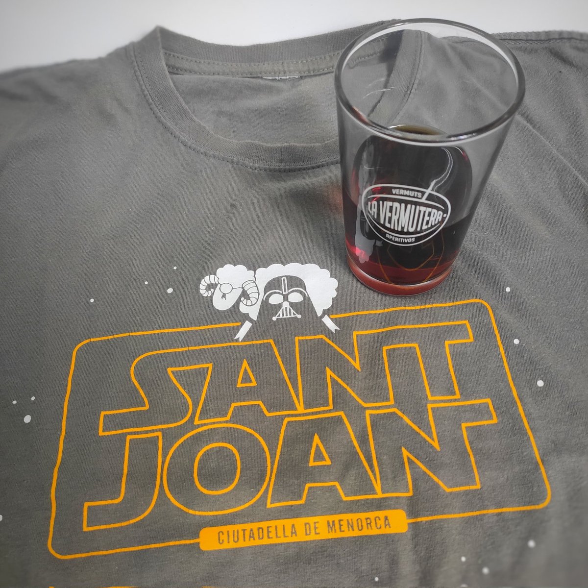 La_Vermutera's tweet photo. Que la força des be guiï el teu Sant Joan! 

#SantJoan2022 #Ciutadella #Menorca #PrimerToc 
#Vermut #Ginet https://t.co/ZRQmiS1w9K
