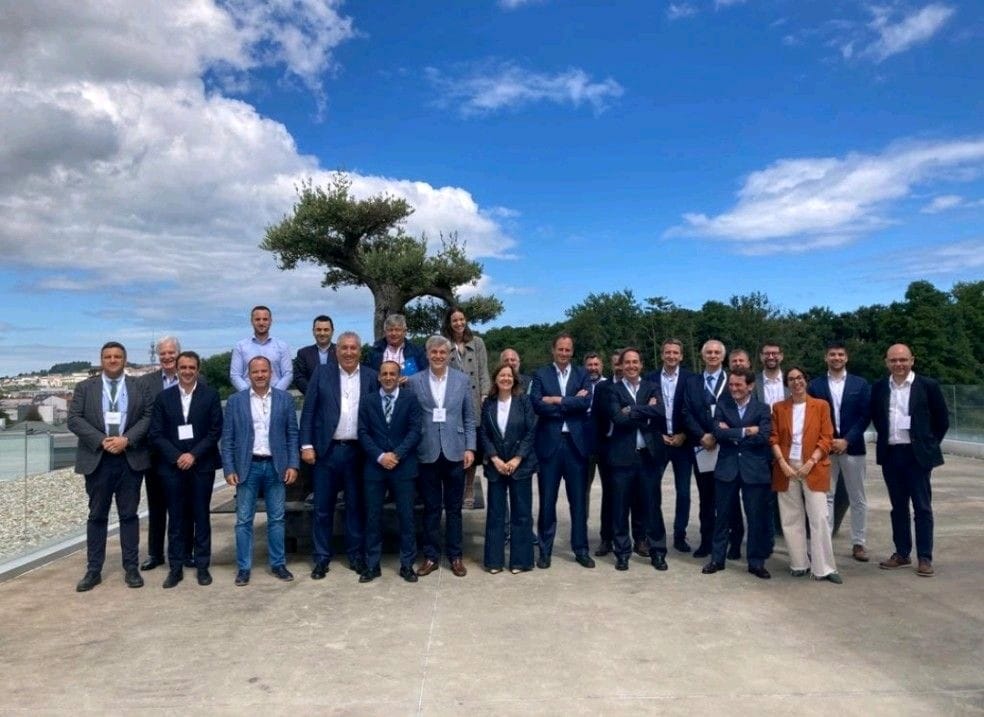 PuertoFerrolSC's tweet photo. La #APFSC se ha adherido a la #AGH2 que busca fomentar la colaboración entre organizaciones para promover proyectos de investigación y desarrollo en el ámbito del hidrógeno en Galicia.
Nuestro presidente, @FranciscoBareaP, ha asistido a la primera asamblea celebrada esta semana. https://t.co/DDzpv2N0mO