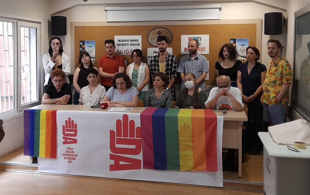 İnsan Hakları Savunucuları Dayanışma Ağı olarak #OnurHaftası etkinliklerinin yasaklanmasına ilişkin ortak açıklamamızı yaptık:

“Ayrımcı politikalara karşı LGBTİ+’ların ve LGBTİ+ örgütlerin yanındayız”       👉🏼ihsda.org/2022/06/23/ayr…