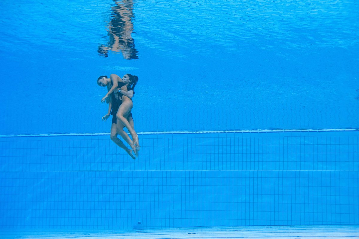 kendallbaker's tweet photo. This is incredible.

American artistic swimmer Anita Alvarez slowly sank to the bottom of the pool at the world championships in Budapest on Wednesday after losing consciousness.

Her coach Andrea Fuentes dove in fully clothed and saved her.

📸: Oli Scarff/AFP via Getty Images https://t.co/fqvbJRi9eQ