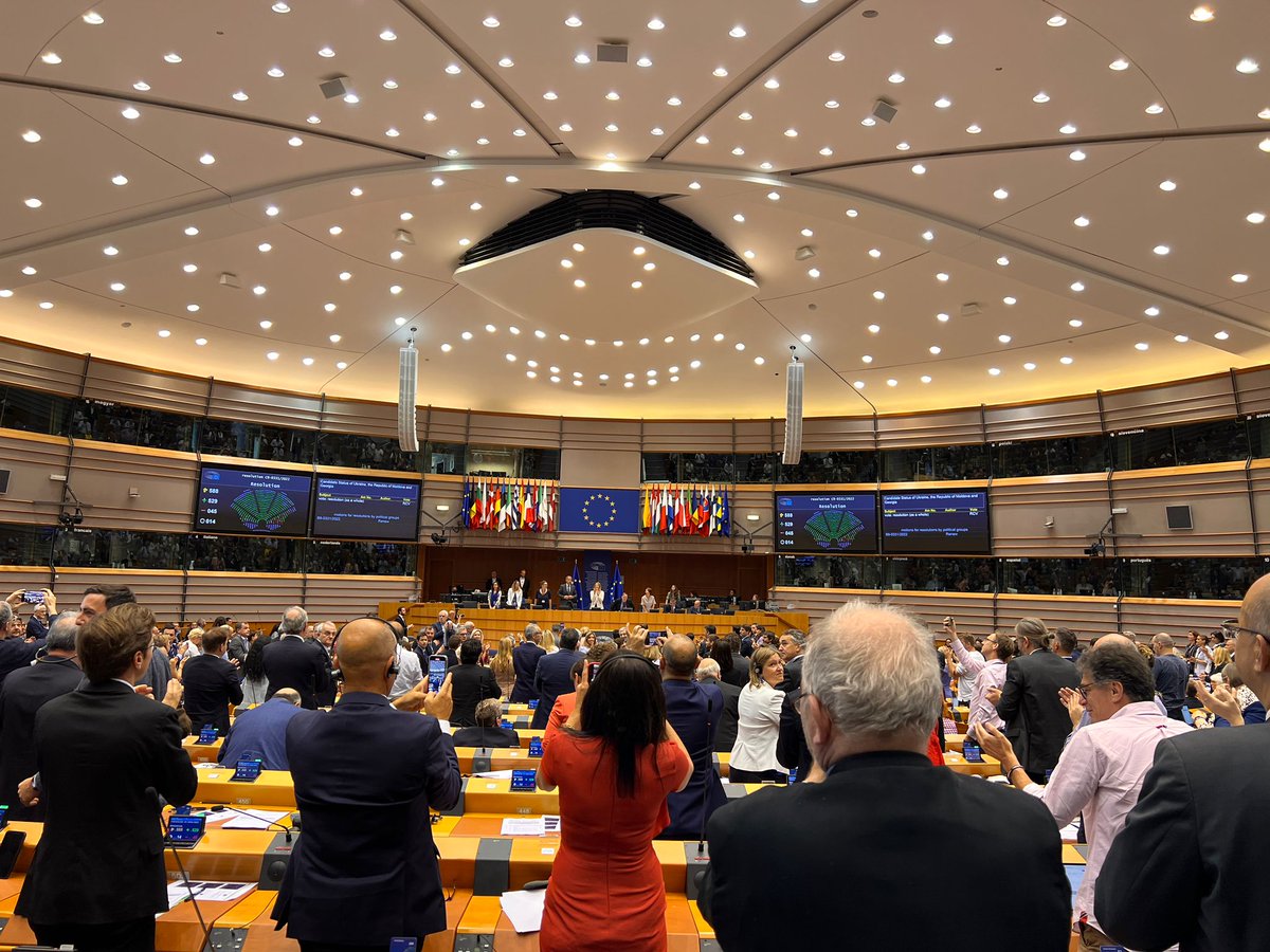 The <a href="/Europarl_EN/">European Parliament</a> spoke loud and clear today, with 529 votes in favour of granting EU candidate status to Moldova🇲🇩 and Ukraine🇺🇦.  

The ball is now in Member States' court and I hope today's #EUCO will take the right decision.