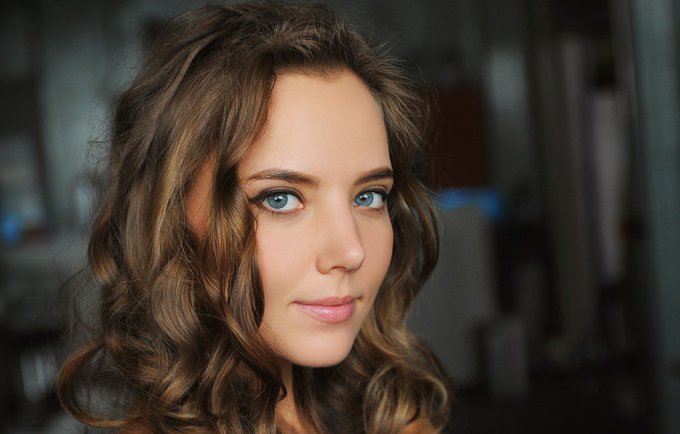 What portrait do you like more? https://t.co/fUKi0XRLxo