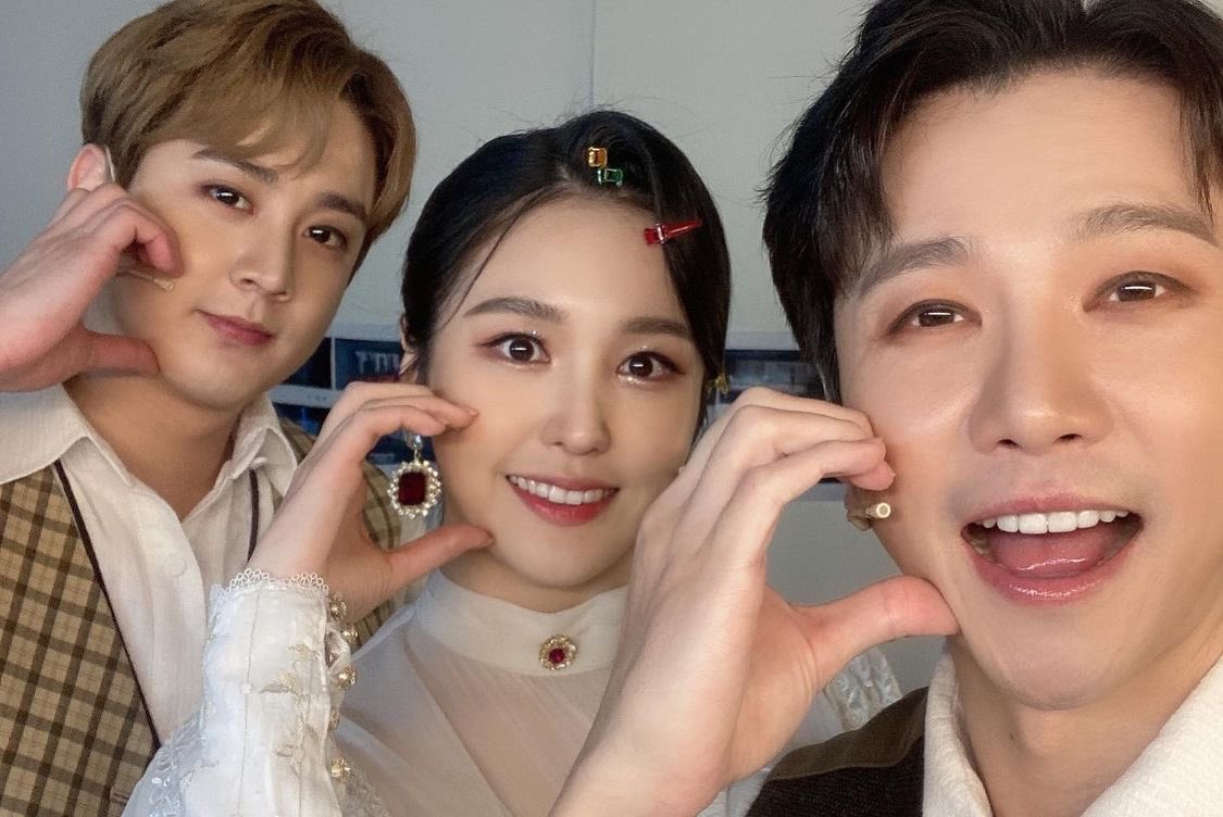 onlychanhee's tweet photo. [INSTAGRAM]
@/jooeun_f: Cheek heart wind blowing from Musical <KLIMT> 🫶🏻
.
.
.
#MusicalKLIMT #Musical #KLIMT #Adele #CheekHeart #Heart #❤️ 

#TEENTOP #CHUNJI 💜 https://t.co/CLZTz3QsDV