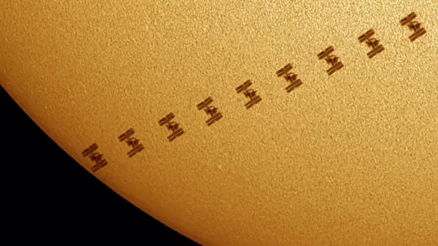 brifmedya's tweet photo. ☀️🌞 İngiltere'de fotoğrafçı #JamieCooper, Uluslararası Uzay İstasyonu'nun güneşin etrafındaki silüetini görüntülemeyi başardı.
🔭Cooper, İstasyon'un #Güneş üzerinden "tüm geçişini" bir teleskop ve yüksek hızlı bir kamera yardımıyla kaydetti. Kayıt bir saniyeden kısa sürdü. https://t.co/rTmw3dNbfJ