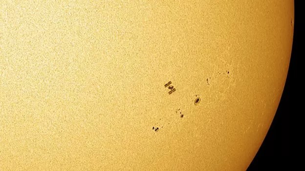 brifmedya's tweet photo. ☀️🌞 İngiltere'de fotoğrafçı #JamieCooper, Uluslararası Uzay İstasyonu'nun güneşin etrafındaki silüetini görüntülemeyi başardı.
🔭Cooper, İstasyon'un #Güneş üzerinden "tüm geçişini" bir teleskop ve yüksek hızlı bir kamera yardımıyla kaydetti. Kayıt bir saniyeden kısa sürdü. https://t.co/rTmw3dNbfJ