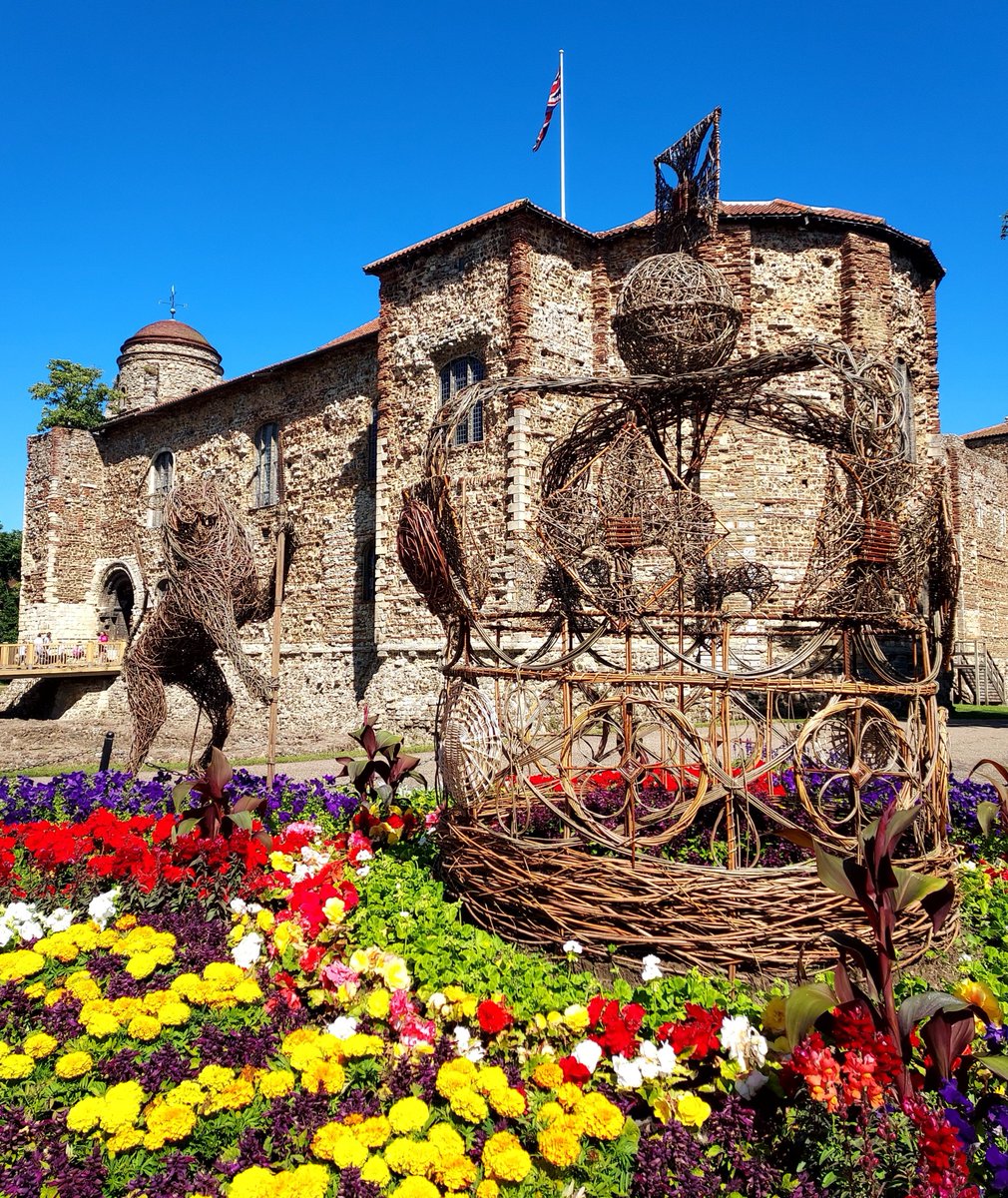 VisitColchester's tweet photo. The sun is out &amp; Colchester is looking great! 🌞

There is so much going on in town this weekend - what are you looking forward to? https://t.co/ot9isbMCNH