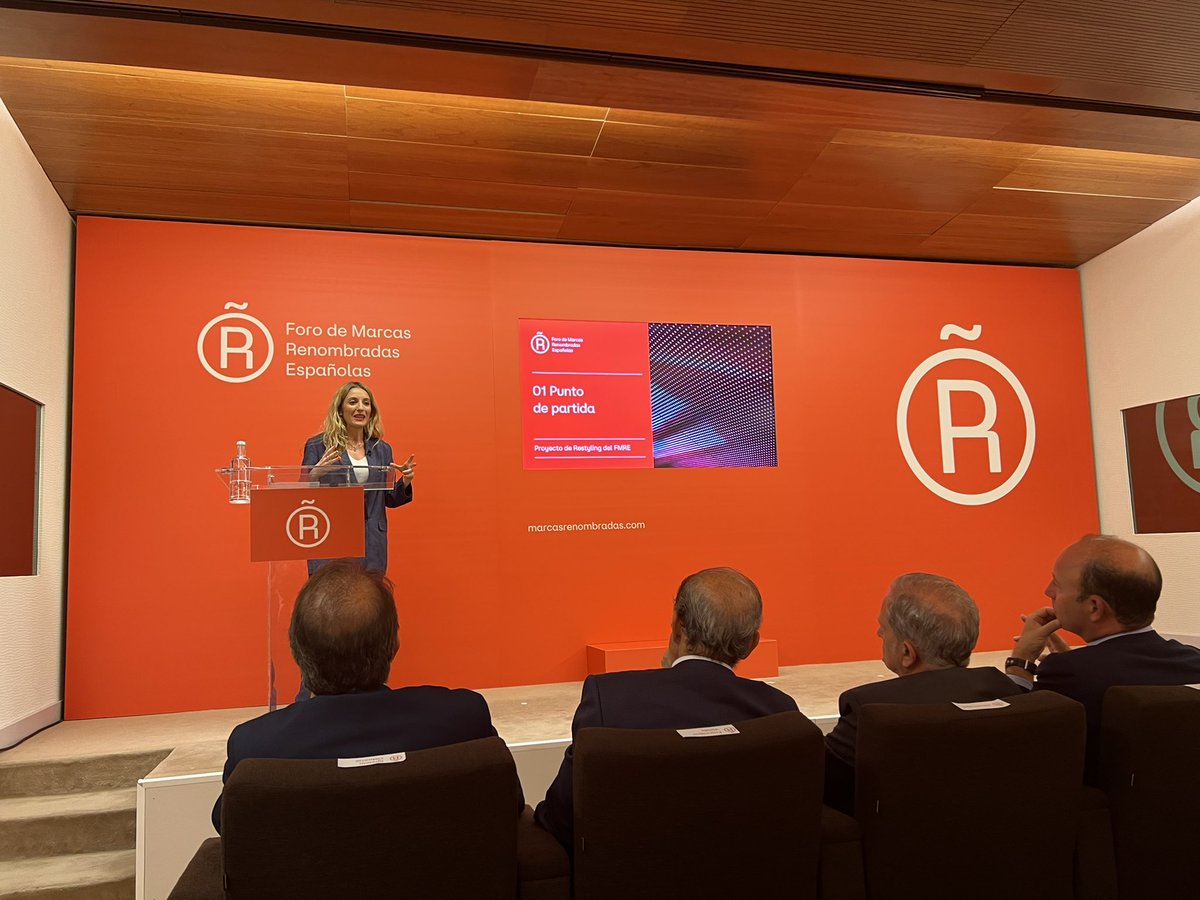 Muchas gracias a <a href="/BrandsofSpain/">Foro de Marcas Renombradas Españolas</a> por permitir, en el marco de su Asamblea Anual, a @LlorenteyCuenca y a <a href="/BarbaraRuizS/">Bárbara Ruiz</a>, nuestra directora de Branding, presentar su nueva identidad de marca ante todos los socios
