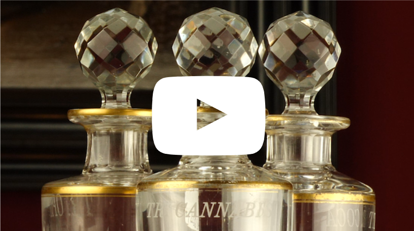 A primera vista parecen ser licoreras, pero estas botellas de cristal de plomo decoradas con pan de oro contenían, en realidad, medicamentos con #cannabis.
hashmuseum.com/es/coleccion/c…