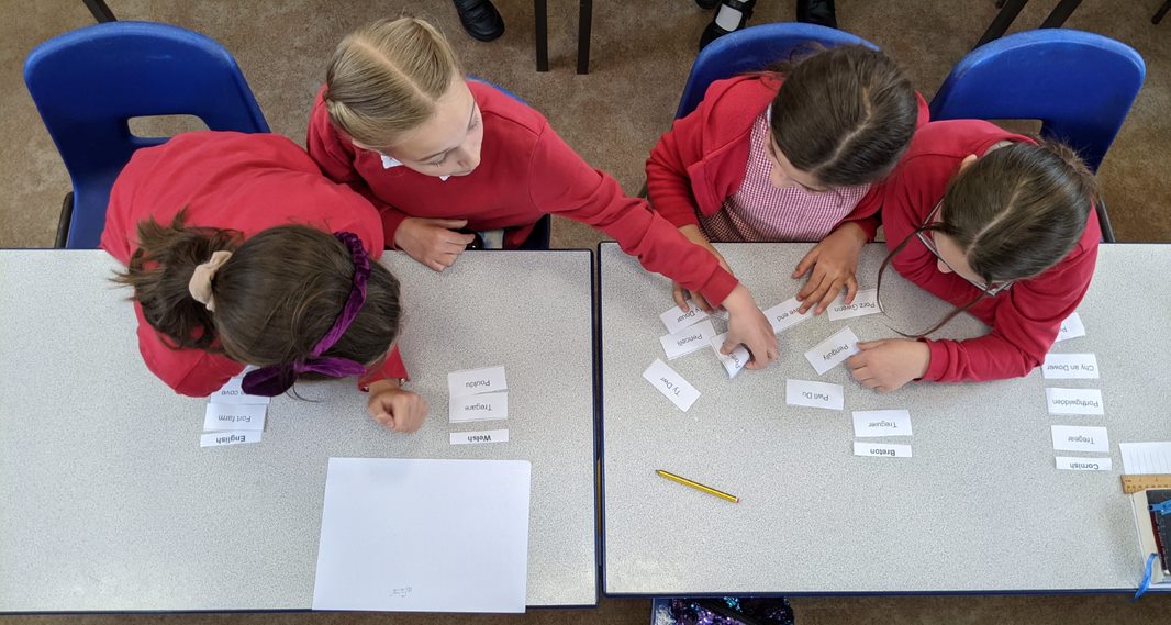 gocornish's tweet image. Ow fenn-bloodh yw hedhyw! / My birthday is today!🥳Today marks one year since we launched the Go Cornish for Primary Schools programme, and what a year it&apos;s been! Commissioned by @CornwallCouncil @SAYKernewek more than 4,000 pupils have been learning #Kernewek / #CornishLanguage.