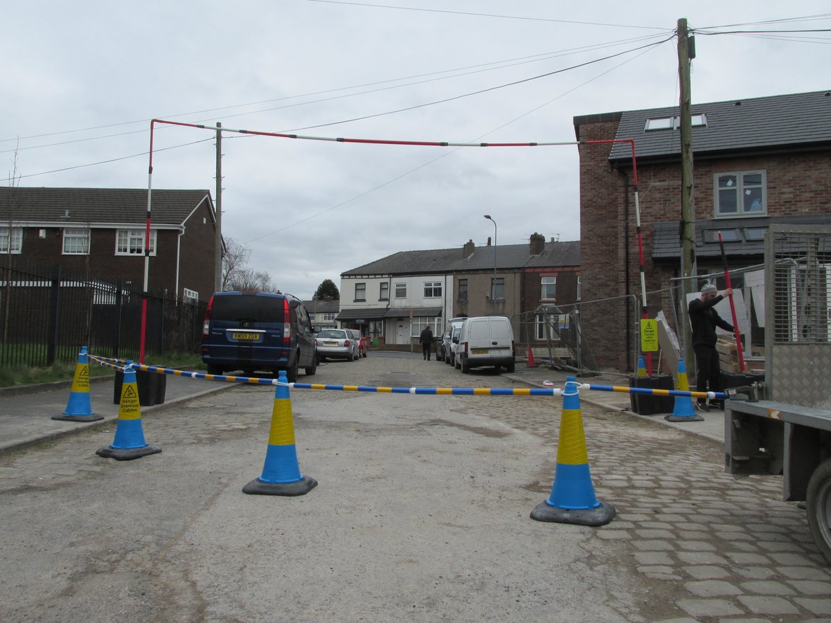 GGoalposts's tweet image. Great to see such high standards in best practice from a local construction firm using our Blue &amp;amp; Yellow Telescopic Demarcation Poles alongside the Overhead Electrical Hazard Cones to safely highlight the site perimeters!  #SafetyMatters #GS6 #HSE #BestPractice #ElectricalSafety