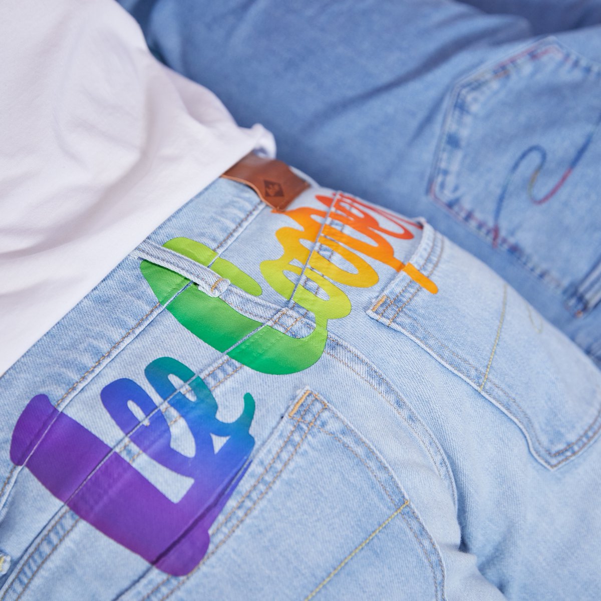 leecooper's tweet photo. This year we wear our pride on our sleeves. 🏳️‍🌈

The 2022 Lee Cooper pride collection has been created exclusively in Thailand. 🇹🇭

To find out more about the collection visit Lee Cooper Thailand. 

#pride #wearyourpride #Londonpride #thailandpride https://t.co/jwl0FhlOxk