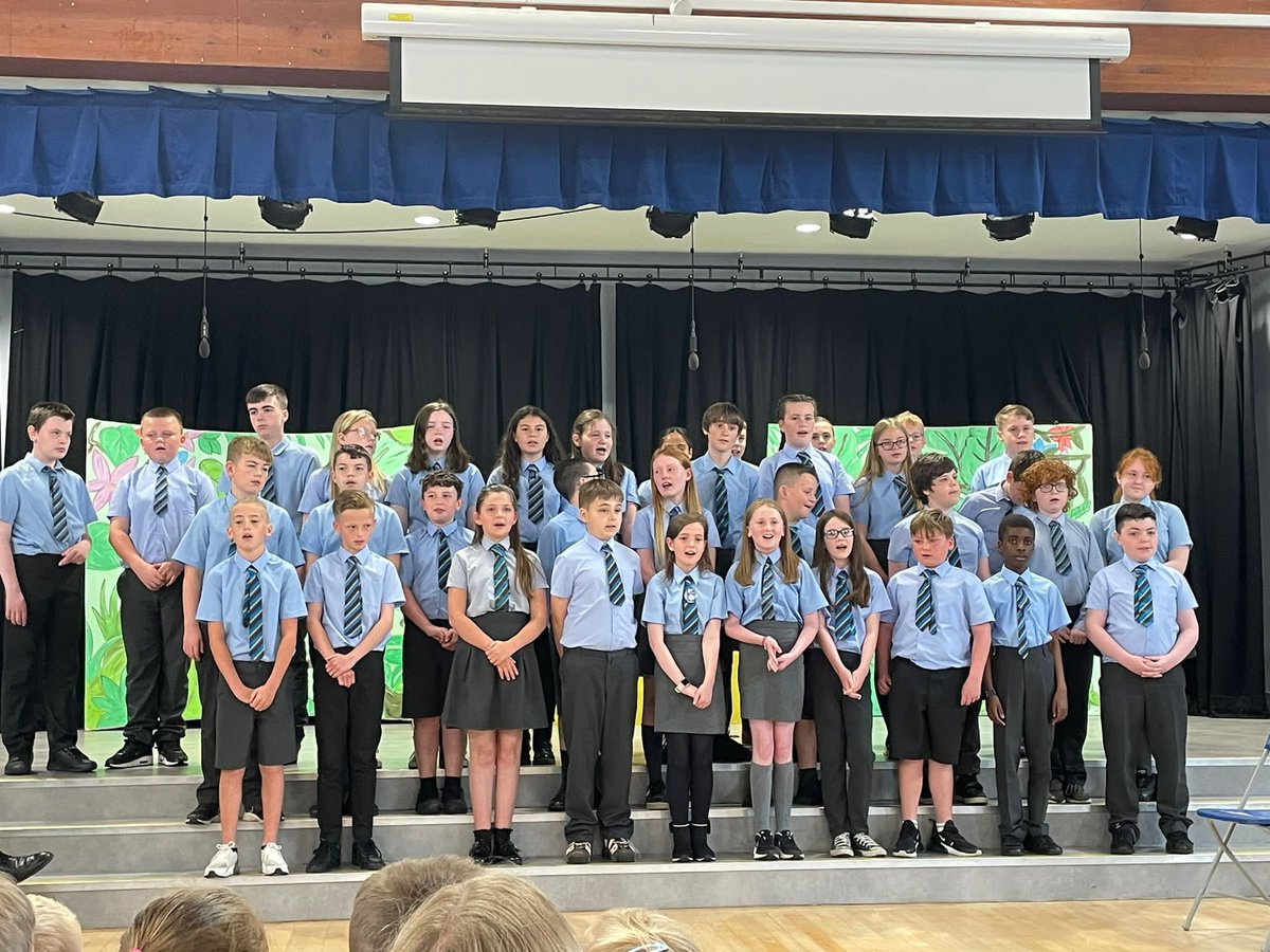 StAnthonysSAPS's tweet photo. What an incredibly special Leaver’s Mass we celebrated. With fantastic performances by our violin and ukulele groups, our school choir and of course our Primary 7s. Not a dry eye in the house. 🌟 https://t.co/v53hGbmTQ4
