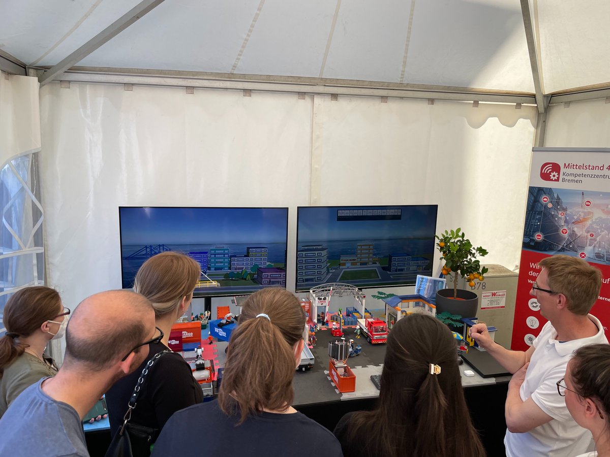 Live in der #BremerCity: Unsere Expert:innen beantworten bei schönstem Sonnenschein Ihre und Eure Fragen rund um #Digitalisierung 🌞 Praxisnah und verständlich erklärt.

Wir haben die ersten Impressionen mit der Kamera eingefangen 👇 #digitaltag2022