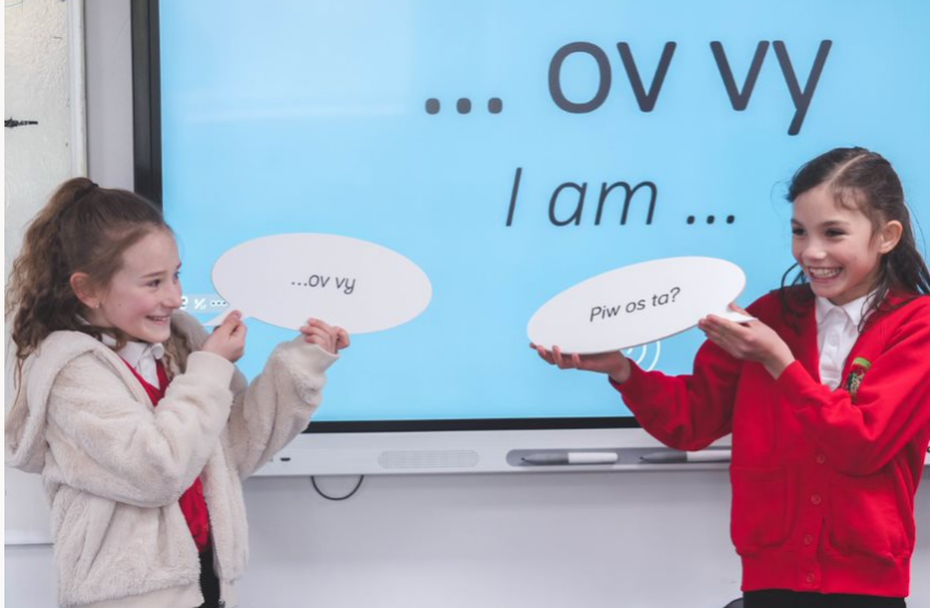 gocornish's tweet image. It&apos;s the 1st birthday of our Go Cornish for Primary Schools programme today🎂and it&apos;s also the first day of Speak Cornish Week 2022! The theme for this year is &apos;...ov vy&apos; / &apos;I am...&apos; so we&apos;ll be joining in🗣️Follow @speakcornish1 for updates and #Kernewek / #CornishLanguage chats.
