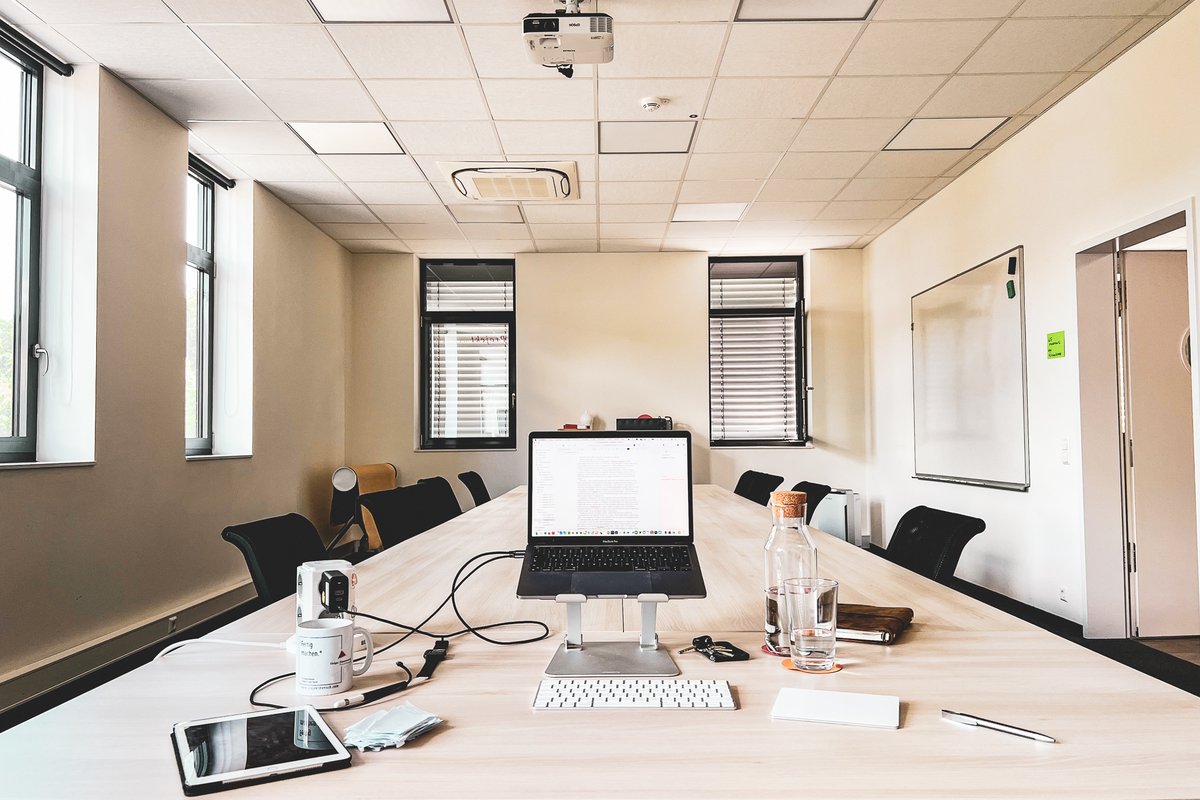 Ich finde Großraumbüros super! 🙃 

Gerade noch war von hier aus die PMO-Masterclass auf Sendung. Jetzt habe ich den Raum ganz für mich.

#projektraum42 #gemeinsamWasAufDieBeineStellen