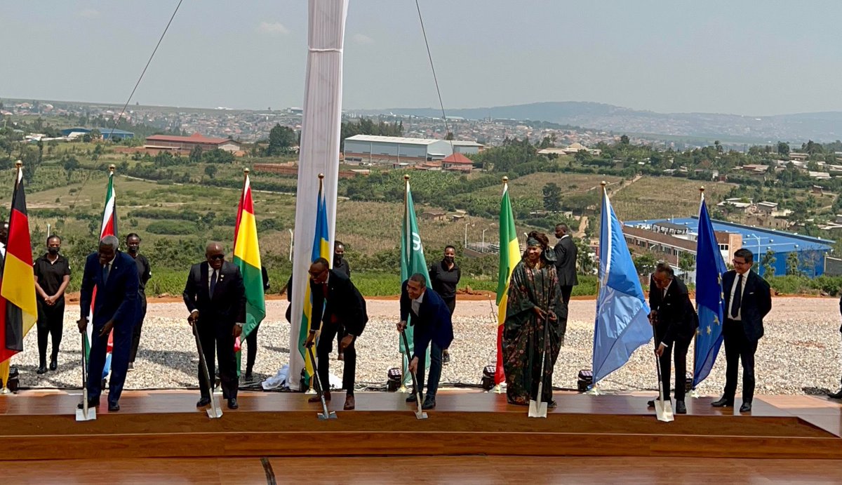 Proud and honoured to witness this historic moment in Africa: the groundbreaking launch of the first mRNA hub that will be built in #Rwanda and help accelerate #VaccinEquity for our brothers and sisters across the continent!