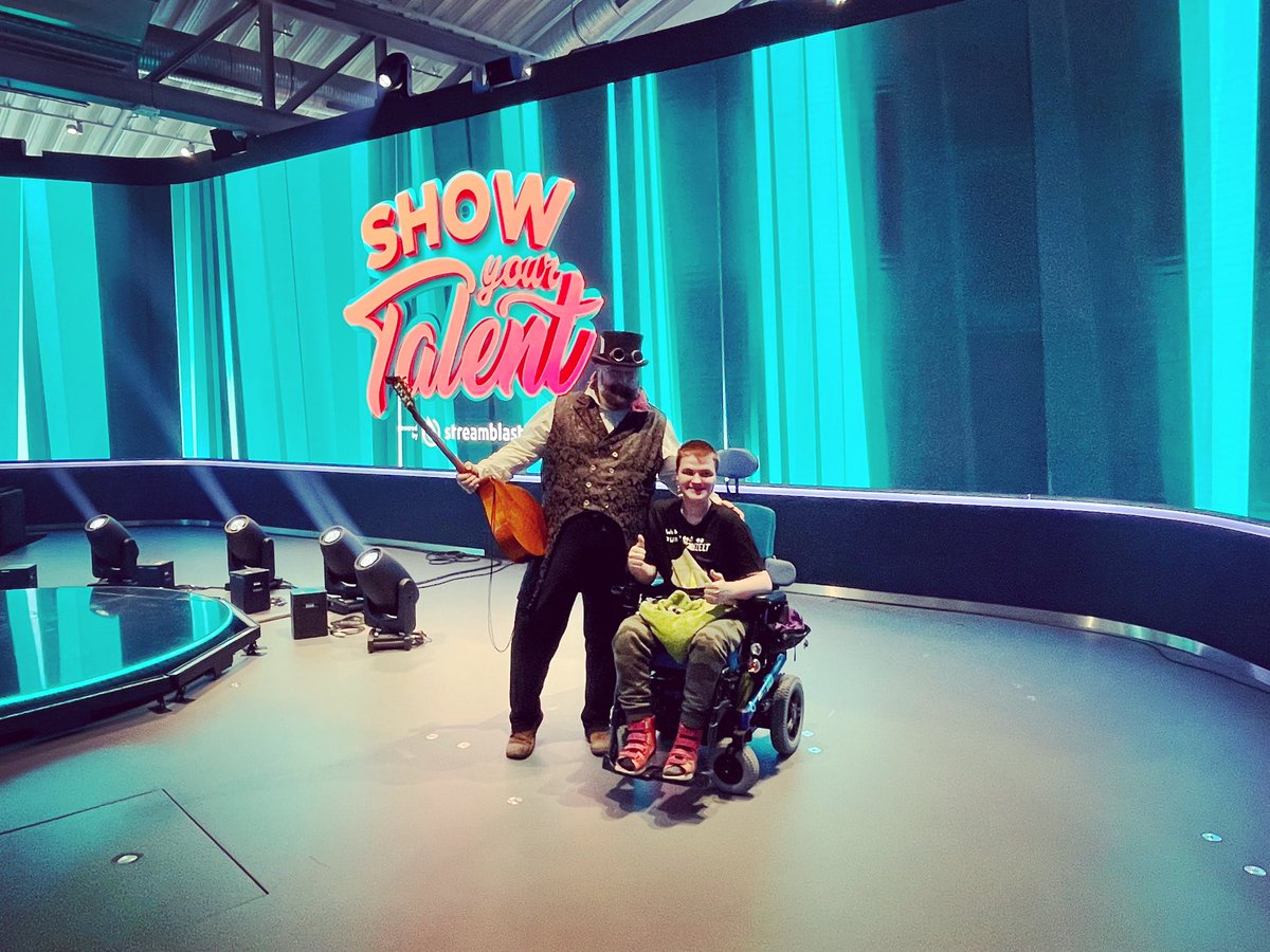 quisDERbarde's tweet image. Ab jetzt gibt es kein Zurück mehr 😱 Wir sind gekommen um zu Rocken und Rocken werden wir. Hebt die Hände in die Luft für Ragekid und Quis. Heute 20 Uhr könnt ihr uns in der Knossi Talent-Show eure Punkte geben 💜 Ihr habt es in der Hand. Ihr könnt uns zu Siegern machen. Do it 😅