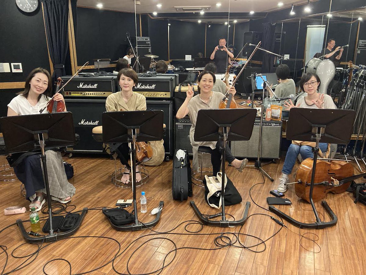 asakaigarashi's tweet photo. 山下屋さんのライヴリハでした。服装が地味ショットw。
三代目 山下屋(Vo,G)、望月 仁美(Key)　山下由紀子(Per) 、1vn楢村海香　2vn申愛聖　viola畠中元子　cello五十嵐あさか。昨年に引き続き配信もあるそうです😸 6/29(水)18時半st/17時半op

三代目 山下屋(Vo,G) https://t.co/F8q5nwqf0z @より https://t.co/8VNQ6irirb