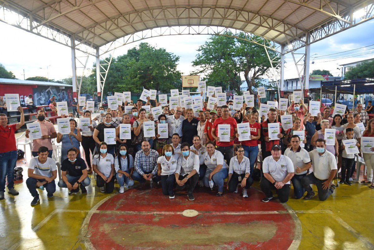 AlcaldiaCucuta's tweet photo. ¡Hacemos realidad el sueño de los cucuteños de formalizar sus propiedades!

82 familias de las comunas 8, 9 y 10 recibieron de manos del alcalde @ingjairoyanez los títulos de propiedad sus predios. https://t.co/wO3gD2o7F3
