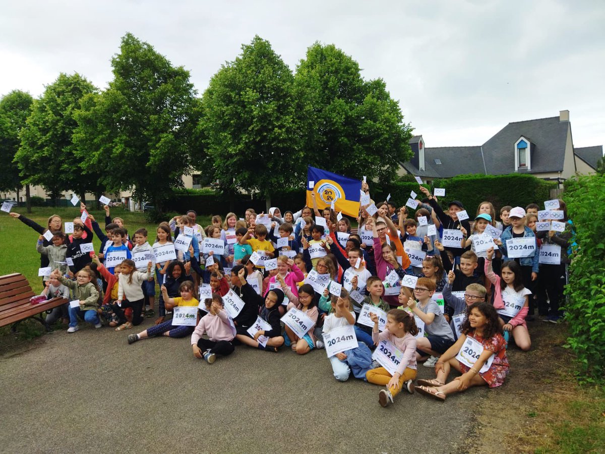 AngeleEcole's tweet photo. 23 juin, journée de l’olympisme : je bouge pour la paix. Les élèves de l’école ont couru 2024 m et écrit des messages de paix sur leur dossard. @Usep35 @circostmalo  @usepnationale @GOlympique https://t.co/jdSJdMNZdQ