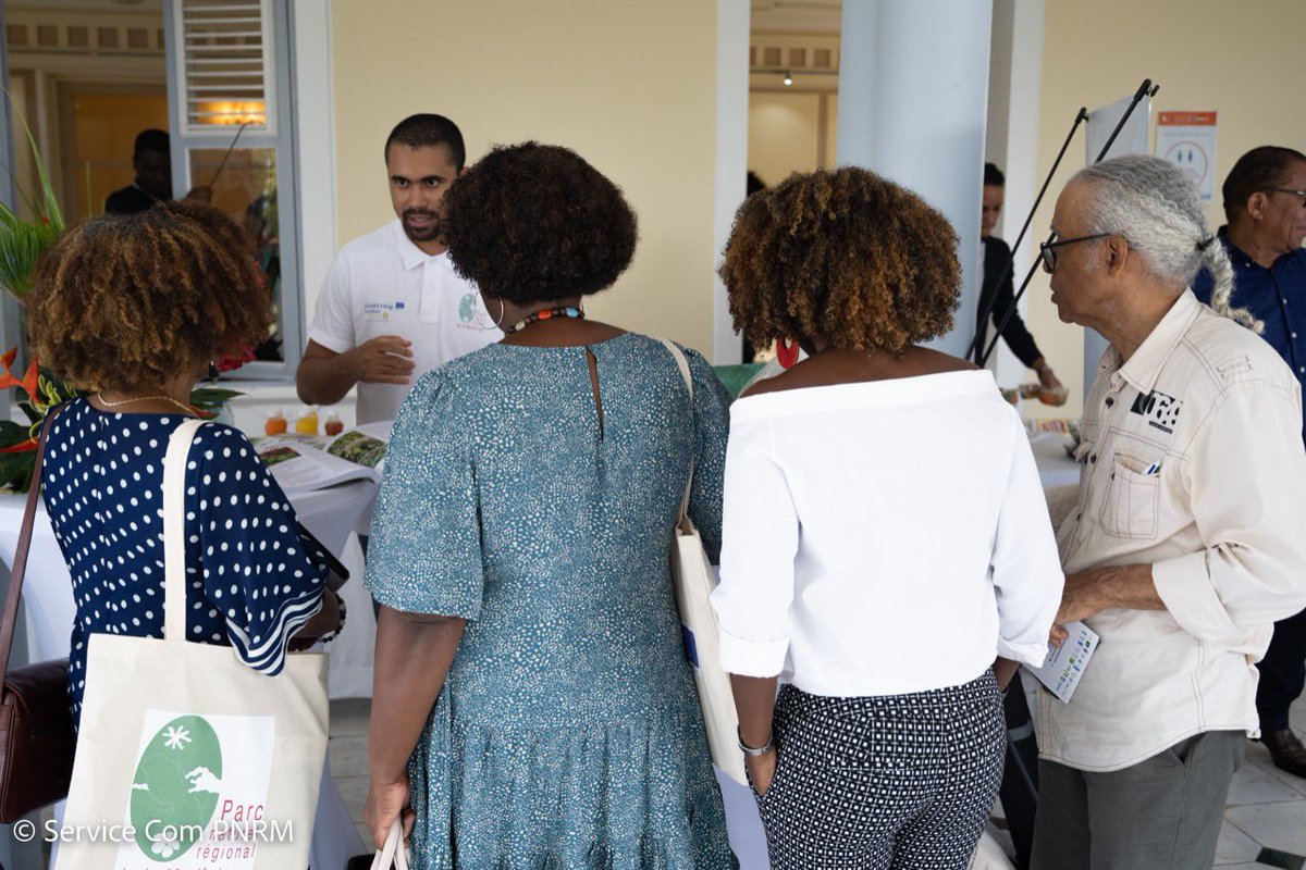 PNRMartinique's tweet photo. #JoliMoisEurope: Présentation aux élus de Martinique des programmes menés par le PNRM dans le cadre d’ @interregC : #MYCONOVA, projet de filière de champignons de Martinique & #OSAIN pour les plantes médicinales locales #AmbitionCaraibes, 22/06/22 https://t.co/Nh9z7M0ZEr