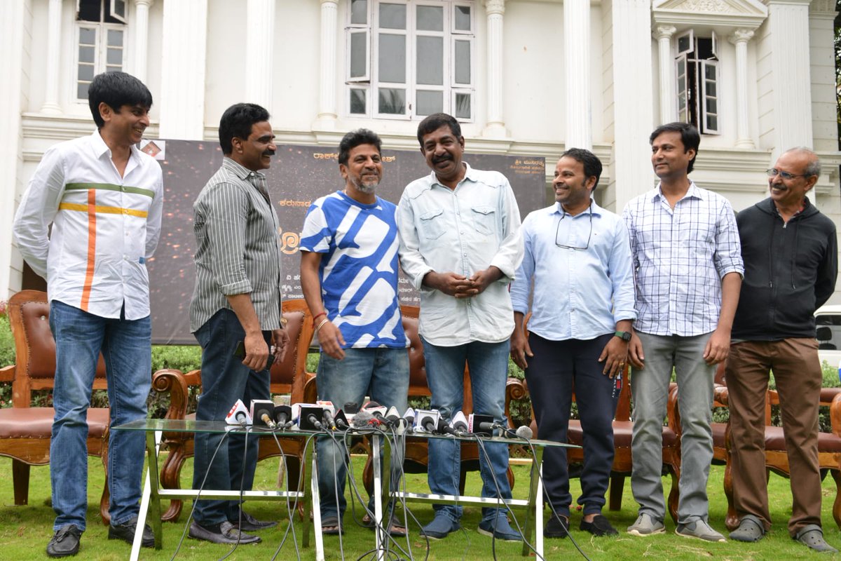 Filmycut's tweet photo. ಶಿವರಾಜ್ ಕುಮಾರ್, ಪ್ರಭುದೇವ, ಯೋಗರಾಜ್ ಭಟ್ ಸಿನ್ಮಾಗೆ ಮುಹೂರ್ತ 😍😎 https://t.co/ThMmgkME6q