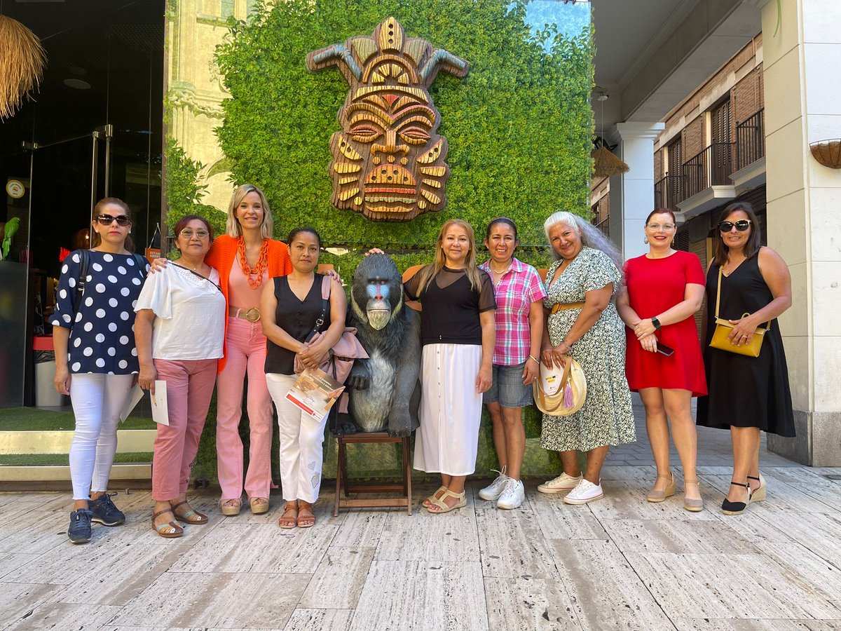 Esta mañana acompañamos a <a href="/CruzRojaMurcia/">Cruz Roja Murcia</a> en su desayuno solidario por parte de Monkiria destinado a un grupo de #mujeres en #ExclusiónSocial que forman parte del programa #PuentesParaElEmpleo